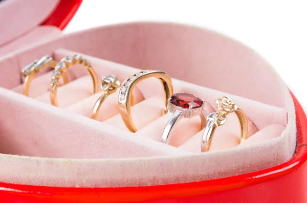 Caja de regalo roja en forma de corazón con anillos — Foto de Stock