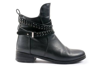 Beyaz ayakkabının üzerinde zarif bir kadın ayakkabısı.