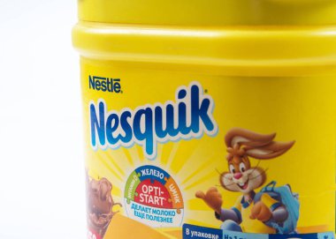 18 Nisan 2020, Nesquick Nestle kakao tozu barutu beyaz üzerine.