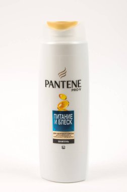 TBILISI, GEORGIA - 18 Nisan 2020: Pantene pro-v ünlü şampuan şişesi beyaz üzerine