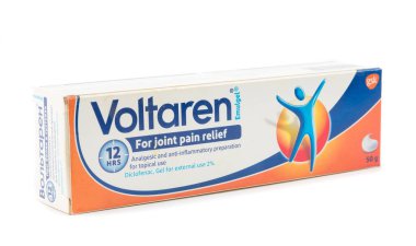 TBILISI, GEORGIA - 18 Nisan 2020: beyaz üzerinde voltaren anti-alev kremi