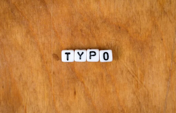 木のテーブルの上の立方体の単語 — ストック写真