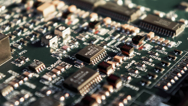 Микрочипы на печатной плате
.