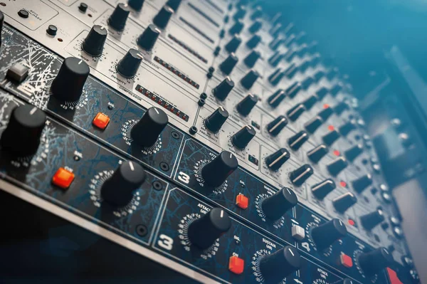 Processori di effetti audio in un rack . — Foto Stock