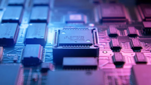 Microchips em uma placa de circuito . — Fotografia de Stock
