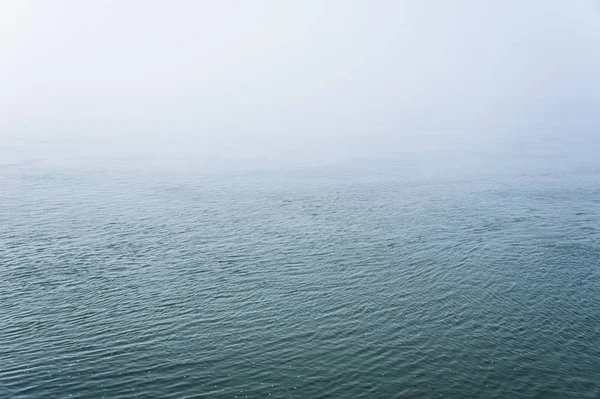 Wateroppervlak bedekt met mist. — Stockfoto