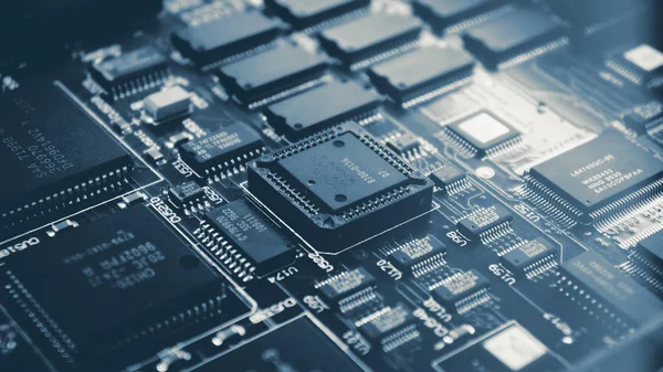 Microchips em uma placa de circuito . Fotos De Bancos De Imagens