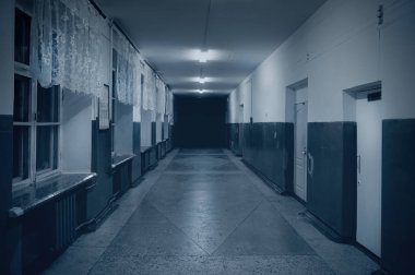 karanlık bir koridor.