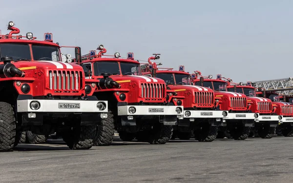 KHABAROVSK, RUSSIA, JULY 31, 2014: Several fire Trucks lined up — Stock Photo, Image