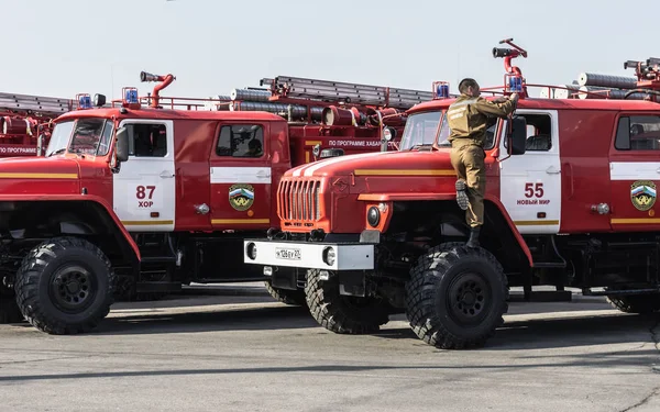 KHABAROVSK, RUSSIA, JULY 31, 2014: The firefighter is checking h — Stock Photo, Image