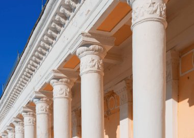 Sütunlar ile bina bir parçası.