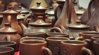Bir atölye el yapımı çanak çömlek.
