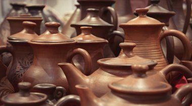 Bir atölye el yapımı çanak çömlek.