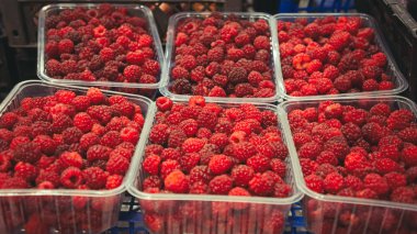 Ahududu ile plastik kaplar.