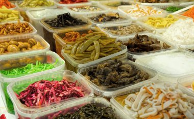 Turşu sebze ile plastik kaplar.