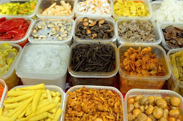 Turşu sebze ile plastik kaplar.