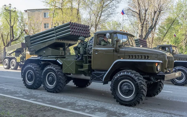 RUSSIA, KHABAROVSK, 09.05.2014: รัสเซีย BM-21 เกรด Multiple Rock รูปภาพสต็อก