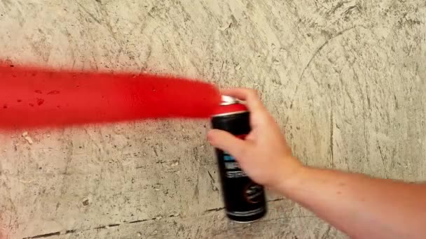 Linhas Vermelhas Parede Uma Mão Com Uma Lata Spray Desenha — Vídeo de Stock