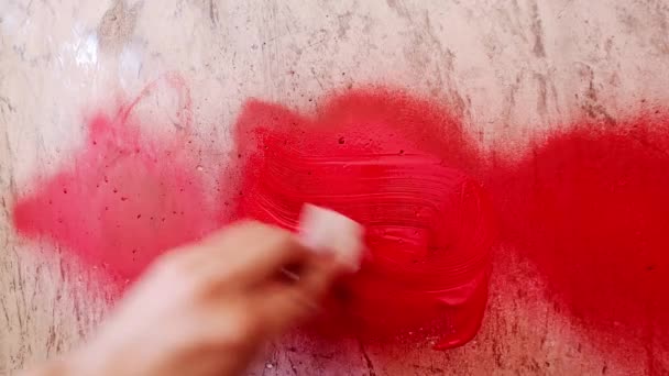 Peçeteyle Grafiti Çizdikten Sonra Fazla Boyayı Sil — Stok video