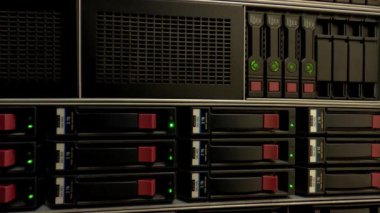 Sunucular kabineye yüklendi. Ekipman göstergesi.