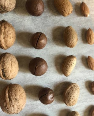 Masa yüzeyine istiflenmiş fındıklar.