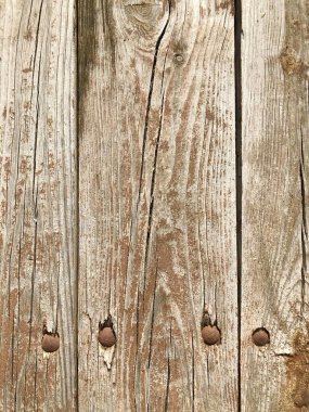 Çatlak ve çivili tahtalar..