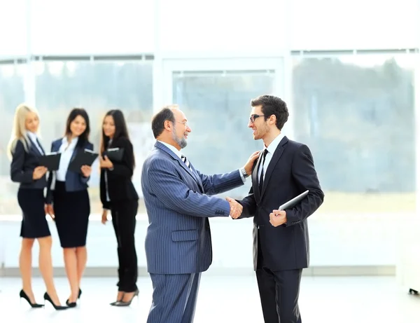 Rencontre de deux partenaires commerciaux lors de la présentation — Photo