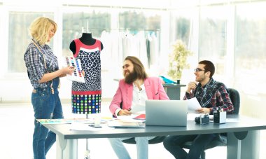 Modern Tasarımcısı seçer için yeni moda renkleri yaratıcı stüdyo..