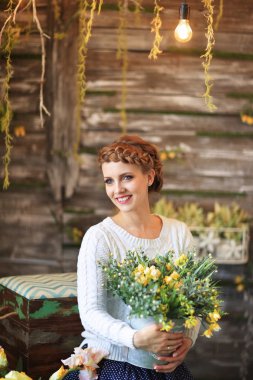 Mutlu genç kadın portresi ile buket çiçek