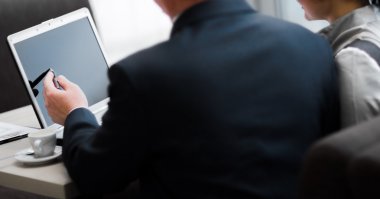 Akıllı işadamları toplantısında dizüstü projesi tartışmaya portresi