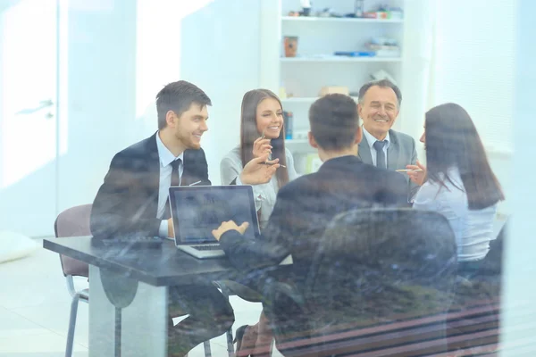 Udanego biznesu zespołu podczas spotkania w biurze — Zdjęcie stockowe