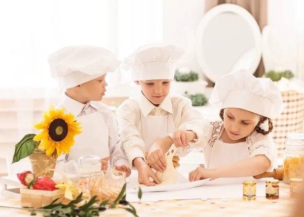 Щасливі маленькі діти у вигляді кухаря, щоб приготувати смачні — стокове фото
