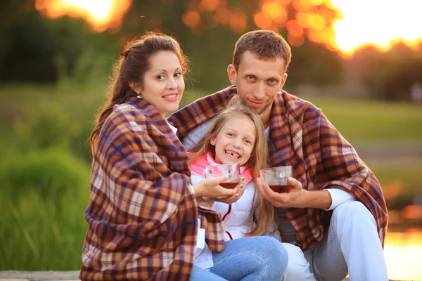 Glücklicher Vater einer Tochter und schwangere Mutter bei einem Picknick — Stockfoto