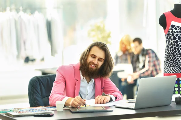 Designer moderno trabalha em novos modelos em vestuário criativo Studio — Fotografia de Stock