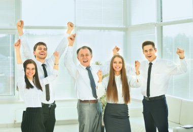 Başarılı bir iş ekibi, parlak ve modern bir arka planda.