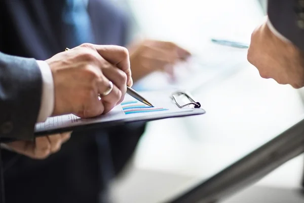 Imagem de empresários discutindo suas ideias no escritório — Fotografia de Stock