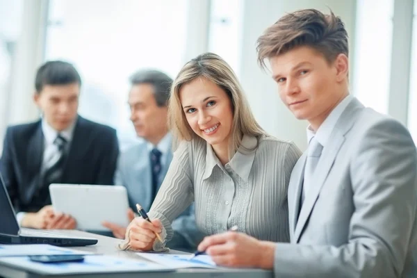 Uma equipe de negócios amigável e bem sucedida em um local de trabalho — Fotografia de Stock