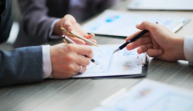 Düzeni tartışıyor. İş adamları, işaret yan görünüm grafiği'nde birlikte, masada oturan işleme