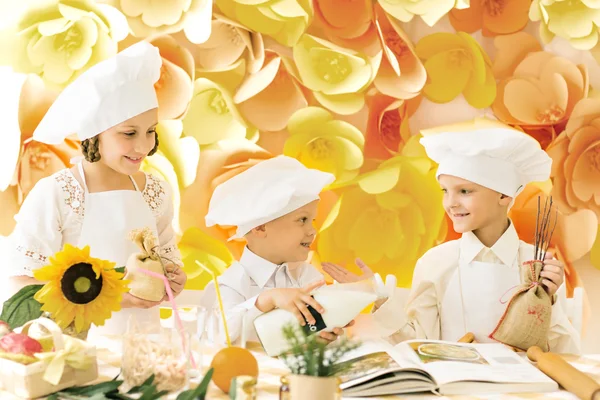 Lezzetli yemekler için yemek tarifleri aşçılar şeklinde küçük çocuklar tartışmak — Stok fotoğraf