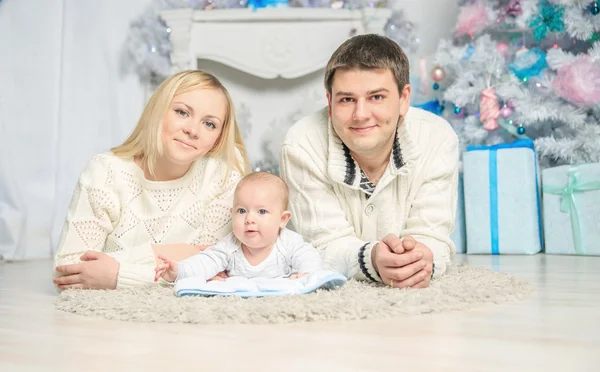 Retrato de familia feliz en Navidad . — Foto de Stock