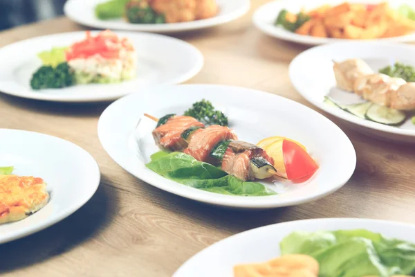 Kebab plates with salad on table in restaurant.. — Stock Photo, Image