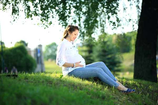 屋外の公園で幸せ妊娠中の女性 — ストック写真