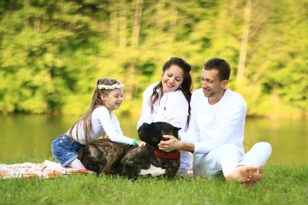 Glücklicher Vater einer Tochter und schwangere Mutter bei einem Picknick — Stockfoto
