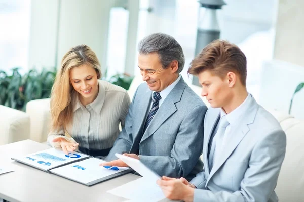 Boss and his business team discussing a financial chart — Stock Photo, Image