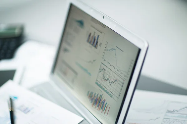 Affärsman analysera investeringar diagram med laptop. redovisning — 图库照片