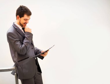  ofisinde memnuniyeti ile kameraya bakarak iş adamı