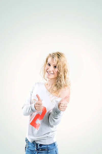 Beautiful young woman blonde in t-shirt and jeans — Stock Photo, Image