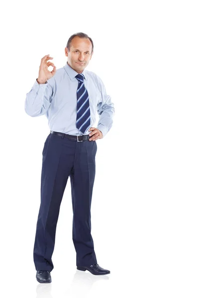 Selbstbewusster Geschäftsmann zeigt Handzeichen des Erfolgs. — Stockfoto