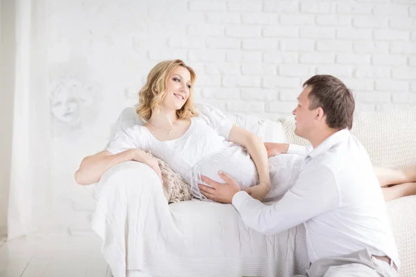 Retrato de pareja joven pendiente del niño — Foto de Stock