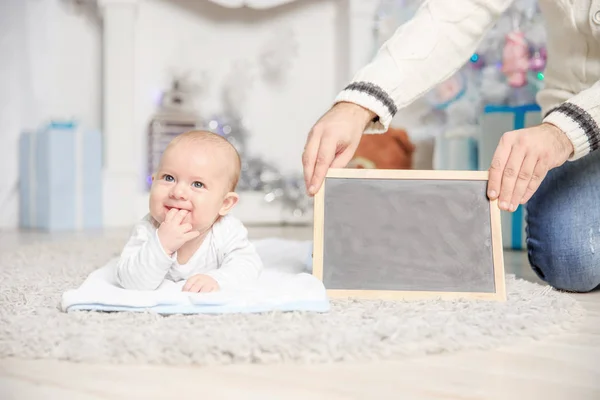 Gelukkig zoet kind met een cadeau voor Kerstmis — Stockfoto